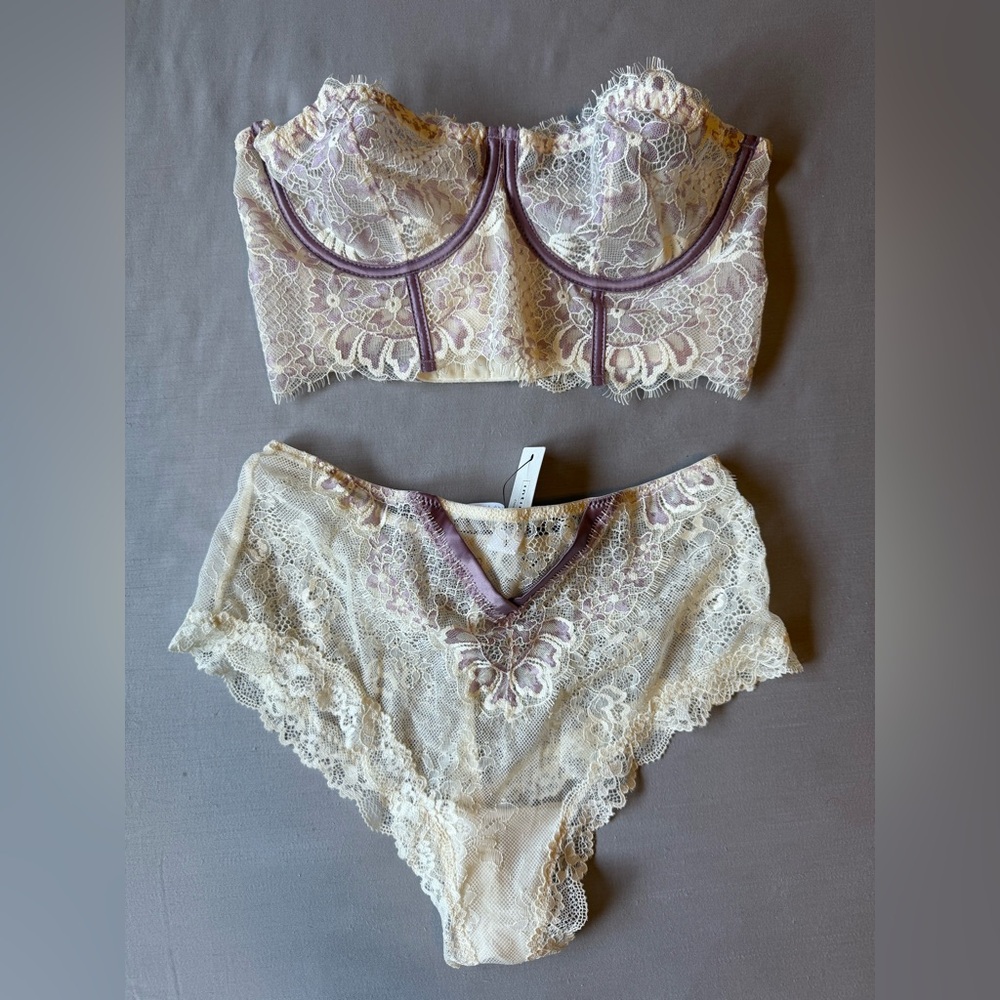 Intimissimi NEW Stunning set Cream and Purple Bra and high waisted Brazilian